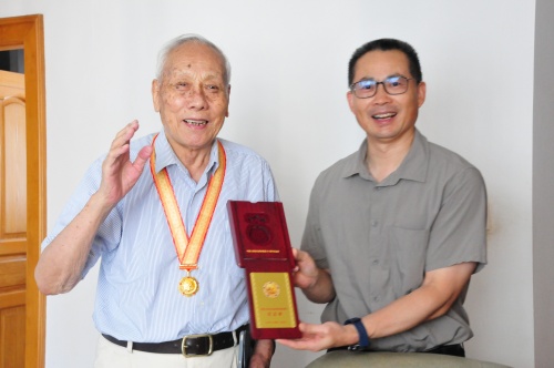 市政府发展研究中心党组书记、主任祁彦看望慰问抗战老同志并颁发“中国人民抗日战争胜利80周年”纪念章